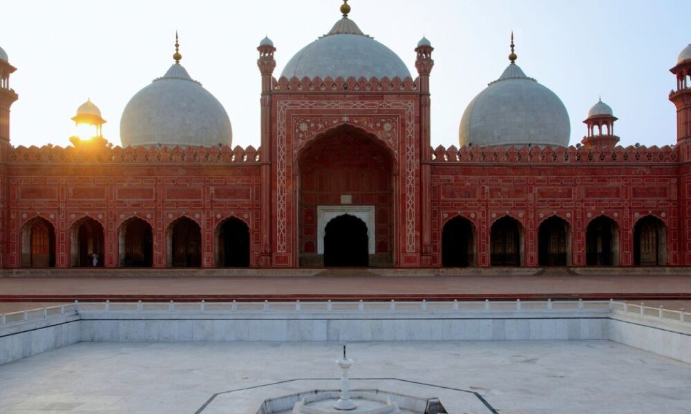 Badshahi Mosque: A Symbol of Mughal Grandeur